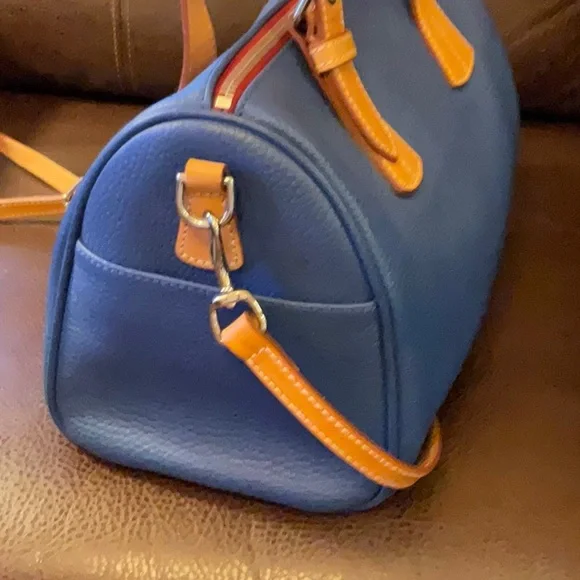Dooney and Bourke barrel bag - Picture 5 of 8